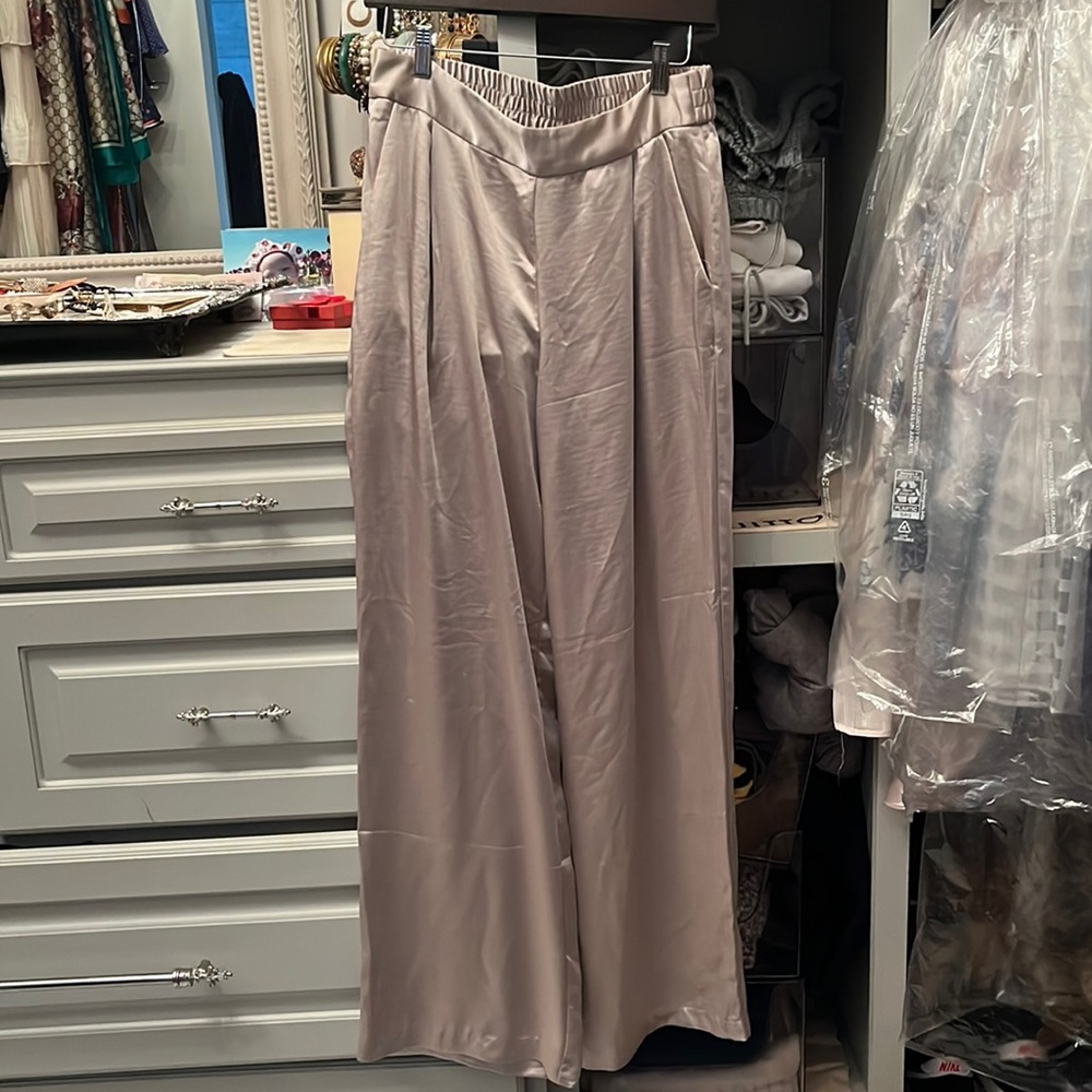 Wide leg silky pants size small, color nude.